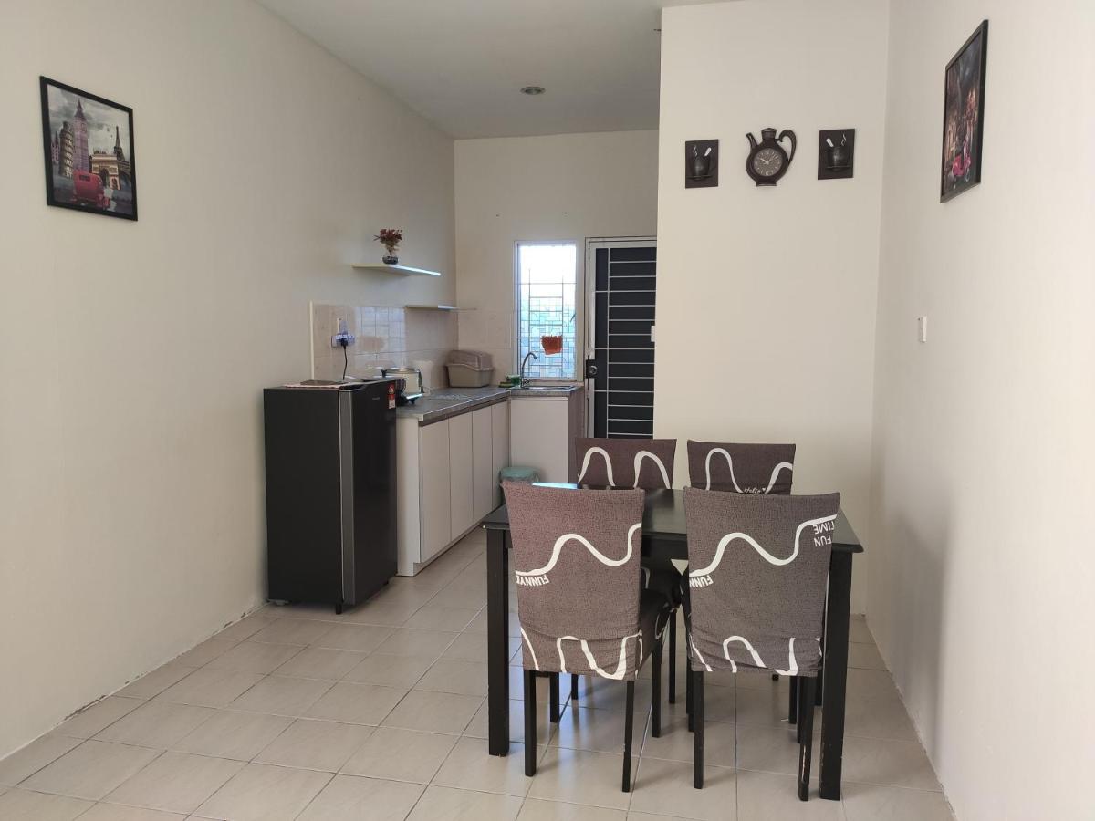 Homestay At Petrajaya,Кучинг Екстериор снимка